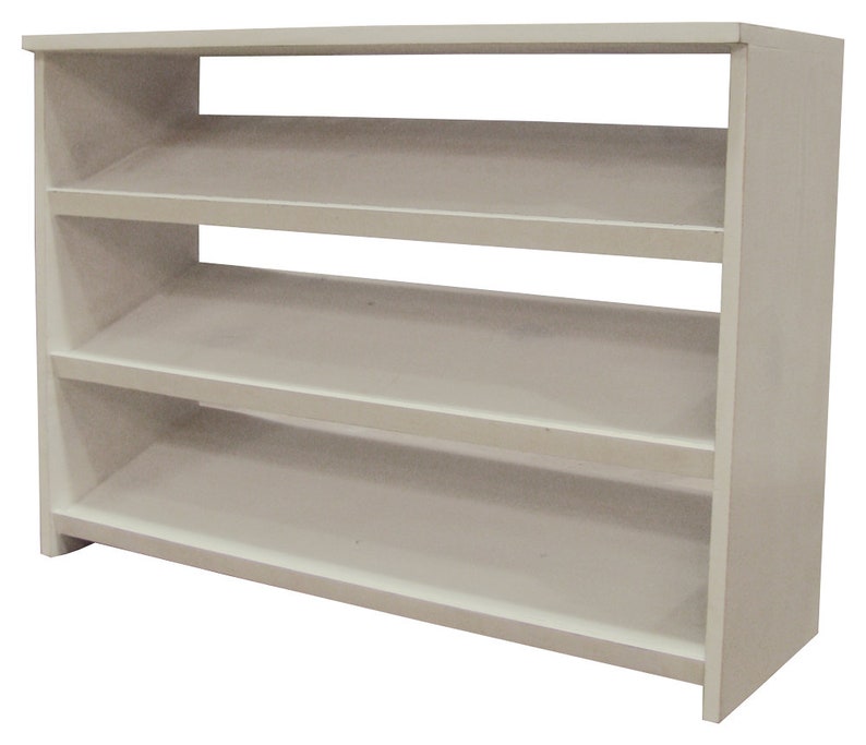 Op de afbeelding: Een witte houten schoenenrek met drie planken. De planken zijn schuin om schoenen te houden.