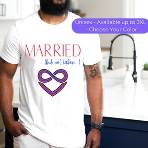 Op de afbeelding: Wit T-shirt met de tekst "MARRIED (but not taken...)" in rood en blauwe letters. De tekst wordt vergezeld door een blauw oneindigheidssymbool in een rood hart.