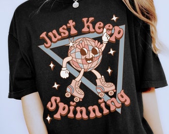 Koszulka Roller Skating Comfort Colors® dla skaterów Pomysły na prezenty T-shirt Retro Disco Ball Just Keep Spinning Groovy Roller Skates Prezenty T-shirt