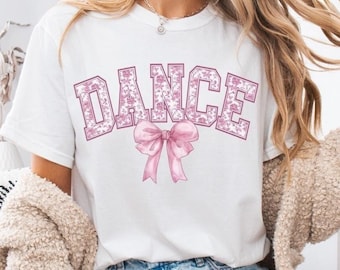 Maglietta da ballo Comfort Colors® Maglietta con fiocco rosa, estetica Toile Ballet Core T-shirt per ballerini, regalo per ballerini, maglietta alla moda per ballerine