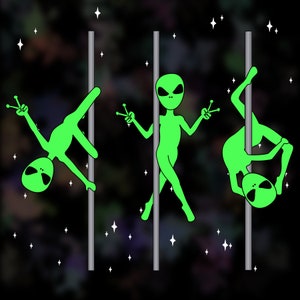 Op de afbeelding: Drie groene aliens voeren pooldansen uit tegen een zwarte achtergrond met witte sterren. De aliens zijn groen met zwarte ogen en dragen geen kleding. De palen zijn zilver.