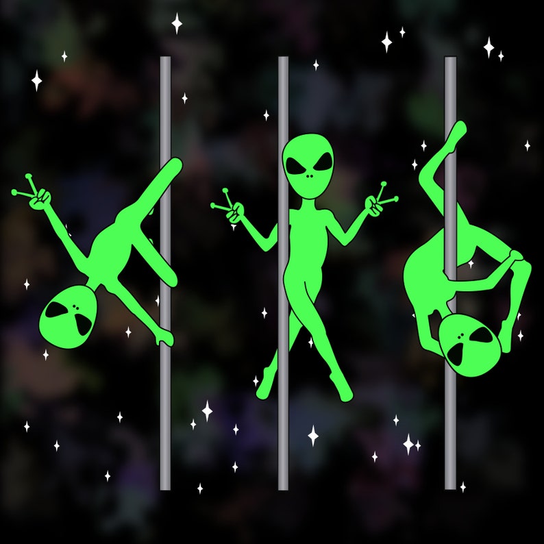 Op de afbeelding: Drie groene aliens voeren pooldansen uit tegen een zwarte achtergrond met witte sterren. De aliens zijn groen met zwarte ogen en dragen geen kleding. De palen zijn zilver.