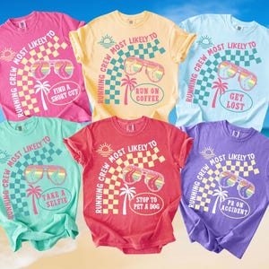 Könnte beinhalten: Sechs farbenfrohe T-Shirts mit dem Text "Running Crew Most Likely To" und verschiedenen Slogans. Jedes Shirt zeigt ein Schachbrettmuster, eine Sonnenbrille und eine Palmen-Grafik. Farben sind Pink, Gelb, Blau, Grün, Rot und Lila.