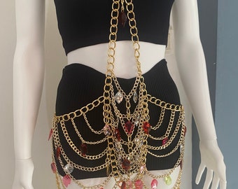 Vestido con cadena de cristal: accesorios para festivales EDM y rave