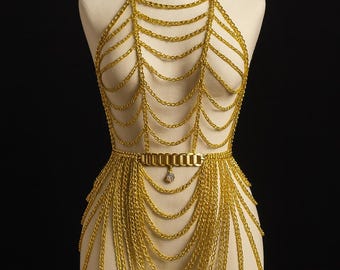 Gouden jurk met bodyketting: festivalrave-outfitsieraden