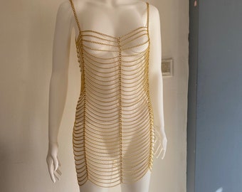 Bodycon-jurk met gouden ketting: edgy rave-lichaamssieraden