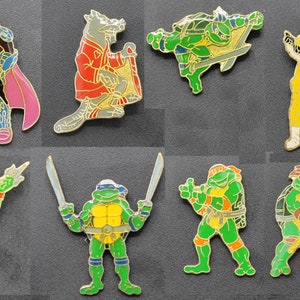 Lot of 8 vintage TMNT pins, mirage 1989