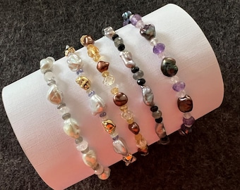 elastiskt armband med keshi-pärlor och ädelstenar