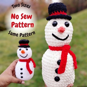 Op de afbeelding: Twee gehaakte sneeuwpoppen, een grote en een kleine, met zwarte hoeden, rode sjaals en zwarte knoopjesogen. De tekst "Two Sizes No Sew Pattern Same Pattern" is zichtbaar op de achtergrond.