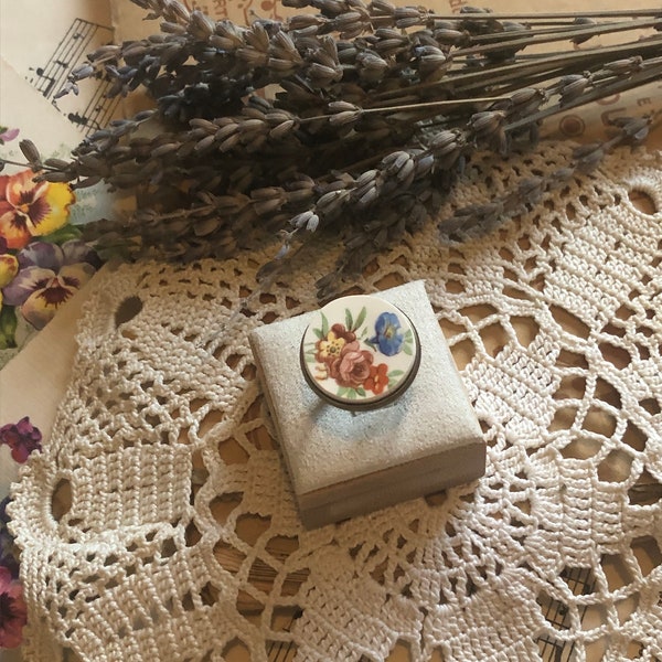 Bague ronde artisanale vaisselle ancienne fleurs