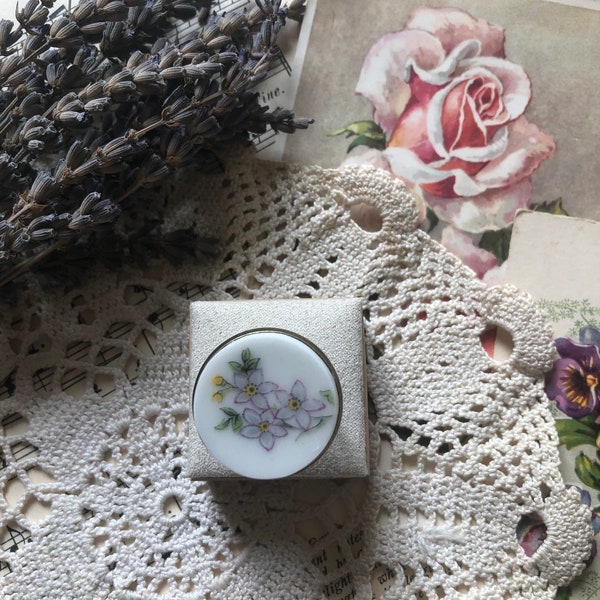 Bague ronde artisanale vaisselle ancienne fleurs blanches