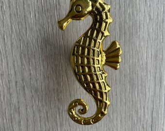 Perilla con forma de caballito de mar: acabado en oro viejo (premium)