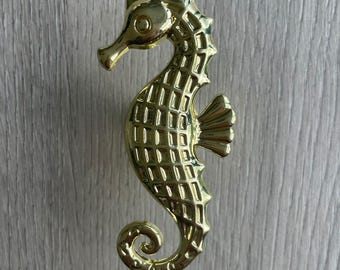Perilla con forma de caballito de mar, acabado dorado (premium)