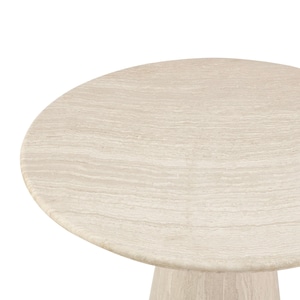 Può includere: Un tavolino da salotto rotondo in travertino beige chiaro con un piano largo e piatto e una base conica svasata.