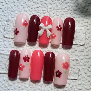 Blumen Schleife Press-On Nägel - Rote Kirschblüte Nail Art | Handgemachte falsche Nägel | Wiederverwendbare glänzende lange Nägel | Girly Frühlings Set Geschenk
