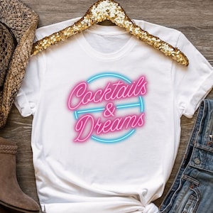 Retro Cocktails und Träume Boho Urlaub Shirt für Frauen Vintage inspiriertes Unisex Jersey Kurzarm T-Shirt