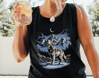 Howling Wolf Night 90s Retro Grunge Aesthetic Moonlit Wilderness, Nature Wildlife, Rustic Adventure Style Women's Garment-Dyed Tank Top
