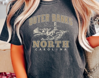 Camiseta bohemia de brunch para mujer, diseño de faro de playa de Outer Banks, Carolina del Norte, ideal como regalo, colores cómodos, unisex