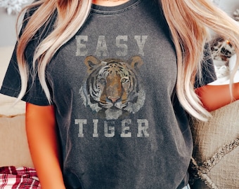 Maglietta da donna Easy Tiger, stile boho, trendy, con grafica tigre, pronta per boutique, stile vintage, COMFORT Colors, unisex.