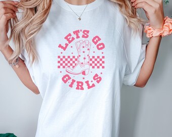 Let's Go Girls カウガール 独身パーティー シャツ カントリーミュージック グラフィック Tシャツ 女性へのギフト COMFORT Colors ユニセックス Tシャツ