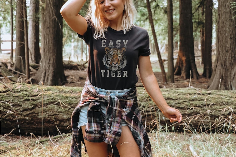 Damen Easy Tiger Shirt Boho Trendy Tiger Grafik Boutique bereit Vingtage Style Unisex Jersey Kurzarm T-Shirt Bild 4