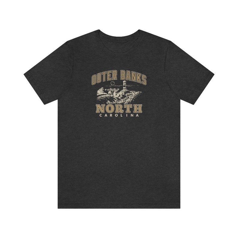 Pode incluir: Camiseta cinza escuro mesclada com um gr&aacute;fico vintage de um farol e o texto "Outer Banks North Carolina".