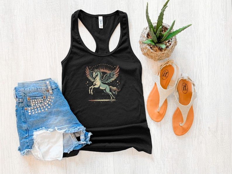 K&ouml;nnte beinhalten: Schwarzes Tanktop mit einem Pegasus-Motiv, kombiniert mit Jeansshorts und orangefarbenen Sandalen. Das Pegasus-Design zeigt ein hellblaues Pferd mit Fl&uuml;geln vor einem Sonnenuntergang. Eine kleine Topfpflanze ist ebenfalls zu sehen.