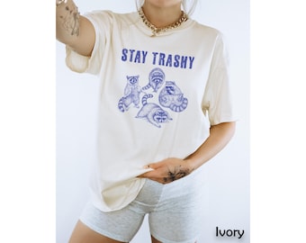 Bleib Trashy Shirt, Retro y2k, lustiges Waschbär-Shirt, Dummes T-Shirt, Straßenkatzen, Trash Panda Meme, COMFORT Farben Unisex T-Shirt
