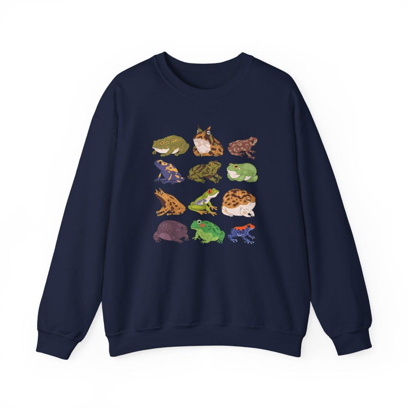 Puede incluir: Una sudadera azul marino con un estampado gr&aacute;fico de diferentes ranas en varios colores y patrones.