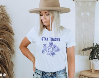 Bleib Trashy Shirt, Retro y2k, lustiges Waschbär-Shirt, Dummes T-Shirt, Straßenkatzen, Trash Panda Meme, Unisex Jersey Kurzarm T-Shirt