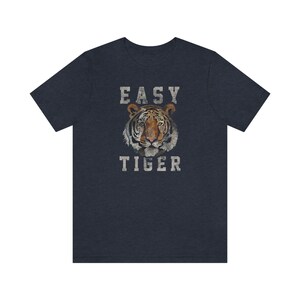 Damen Easy Tiger Shirt Boho Trendy Tiger Grafik Boutique bereit Vingtage Style Unisex Jersey Kurzarm T-Shirt Bild 6