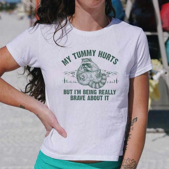 Divertente procione con mal di pancia, essendo coraggioso - Main Image