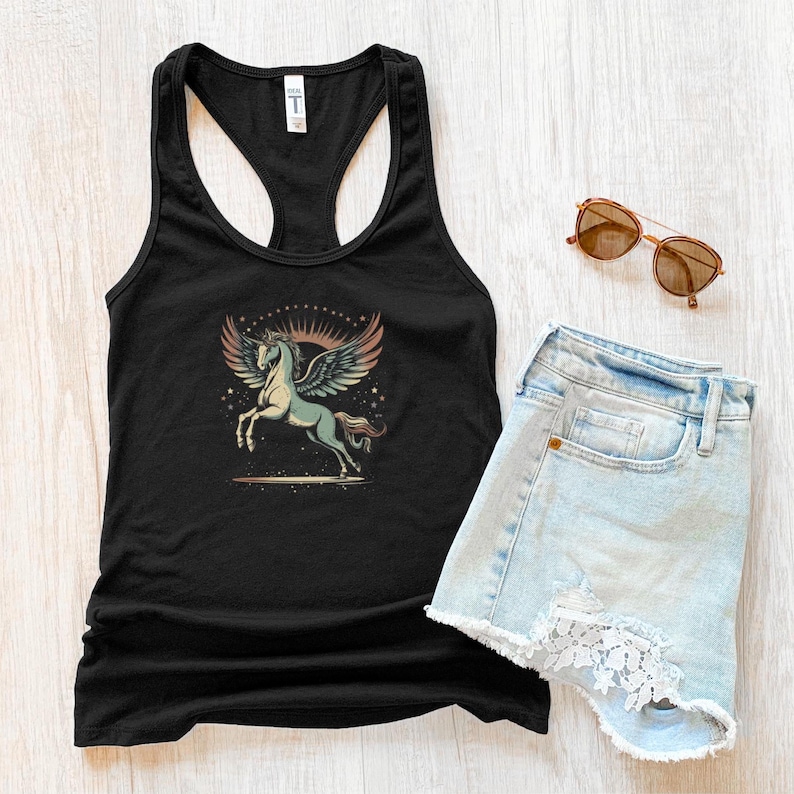 K&ouml;nnte beinhalten: Schwarzes Tanktop mit einem Grafikdesign eines gefl&uuml;gelten Pferdes mit Sonnenmuster. Hellblaue Jeansshorts mit Spitzensaum und braune Sonnenbrille sind ebenfalls zu sehen. Ein l&auml;ssiges Sommeroutfit.