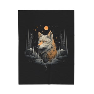 Op de afbeelding: Een gestileerde illustratie van een vos met oranje en witte vacht, tegen een donkere achtergrond met een volle maan en sterren. De vos wordt omringd door een boslandschap met bomen en sneeuw.