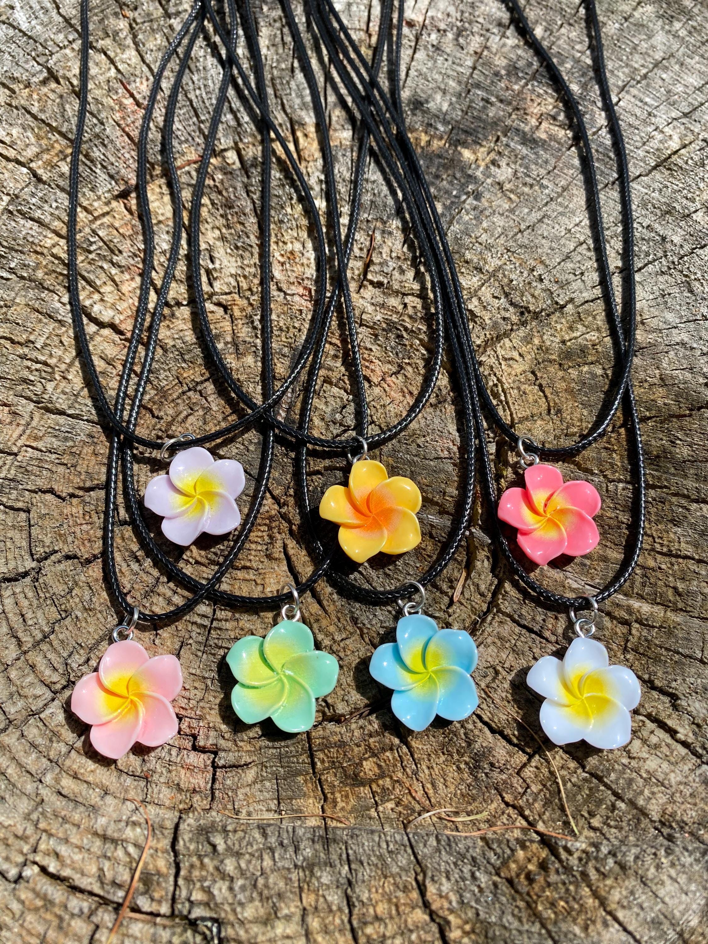 Plumeria hawaiana de plata de ley en corazón con colgante CZ - España Plumeria hawaiana de plata de ley en corazón con colgante CZ - España