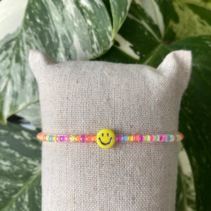Smiley-Neon-Regenbogen-Saatperlenarmband, Miyuki-Armband, stapelbare Saatperlenarmbänder, Stretch-Perlenarmband, minimalistische Armbänder, Geschenk
