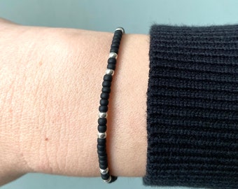 Pulsera negra mate, pulsera de cuentas Miyuki, pulseras de cuentas de semillas apilables, pulsera con cuentas elásticas, pulsera minimalista, regalo hecho a mano