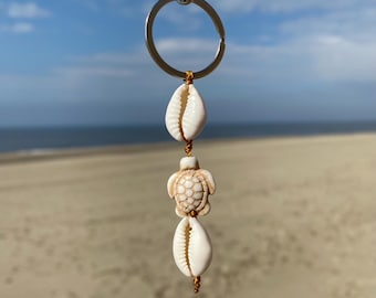 Cowrie shell turtle keychain, Beach keychain, Boho keychain, Summer key chain, Surfer keychain, preppy keychain, Bag charm, gift for her