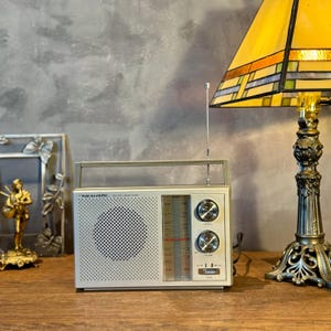 Radio portátil vintage RadioShack realista AM/FM de 2 bandas, modelo 12-716, probada, envío gratuito