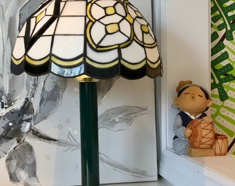 The Memory Company 88 UPS Tiffany Style Stained Glass Table Lamp