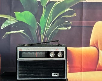 Vintage Hitachi Solid State Transistor AM Radio TH-851-R, AC/Battery Tested and Working