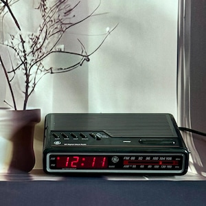 Vintage General Electric GE AM/FM Digital Alarm Clock Radio 7-4614A Tested and Working