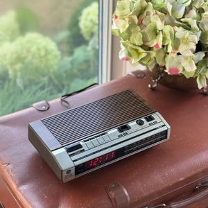 Vintage General Electric GE AM/FM Digital Alarm Clock Radio 7-4634 Tested and Working, Free Shipping