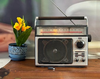 Vintage Realistic Radio Shack Model 12-650 large high-performance AM/FM AC/Battery portable radio Tested Working