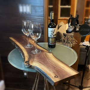 Walnuss lebendige Kante lange Charcuterie Brett, Käsebrett, mit / ohne Rinde, kann personalisiert werden, fügen Sie Griffe hinzu. Wir zahlen die GST/HST