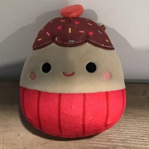 Peluche de 5" "Elpha The Cupcake" de Squishmallow en forma de corazón de color rosa Kellytoy 2023