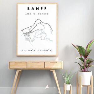 Peut inclure: Une carte imprimable en noir et blanc de Banff, en Alberta, au Canada. La carte montre les rues et les points d'intérêt de la ville. Le texte "BANFF" est en haut de la carte, avec "Alberta, Canada" en dessous. Les coordonnées "51.1784 N, 115.5708 W" sont en bas de la carte.