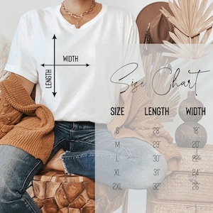 Puede incluir: Una tabla de tallas para camiseta blanca con un diagrama que muestra flechas de largo y ancho. El texto dice Size Chart con columnas para talla, largo y ancho en pulgadas, desde S de 28 por 18 pulgadas hasta 2XL de 32 por 26 pulgadas.