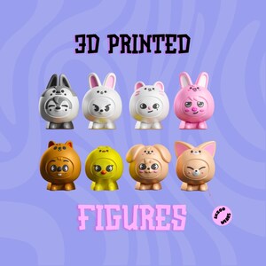 Pu&ograve; includere: Figure 3D stampate di vari animali, tra cui un coniglio, un pulcino, un cane e una volpe. Le figure sono tutte di colori diversi e hanno espressioni carine sui loro volti. Il testo "3D PRINTED FIGURES" &egrave; visualizzato sopra le figure, e il testo "SHIZOO FRIENDS" &egrave; visualizzato sotto le figure.