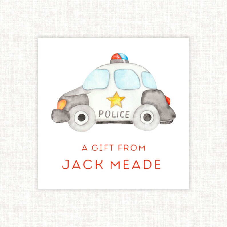 Pode incluir: Um carro de pol&iacute;cia branco e preto com uma estrela amarela e a palavra "POLICE" no lado. O carro tem uma luz vermelha e azul no topo. O texto "A GIFT FROM JACK MEADE" est&aacute; abaixo do carro.